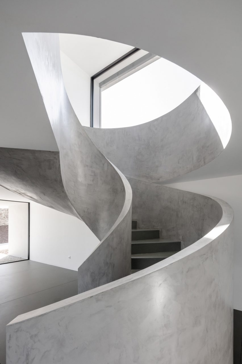 spiral staircase of Canine and feline hotel by Raulino Silva Arquitecto