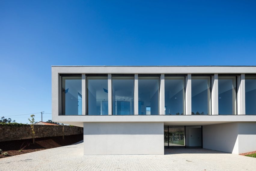 Canine and feline hotel by Raulino Silva Arquitecto