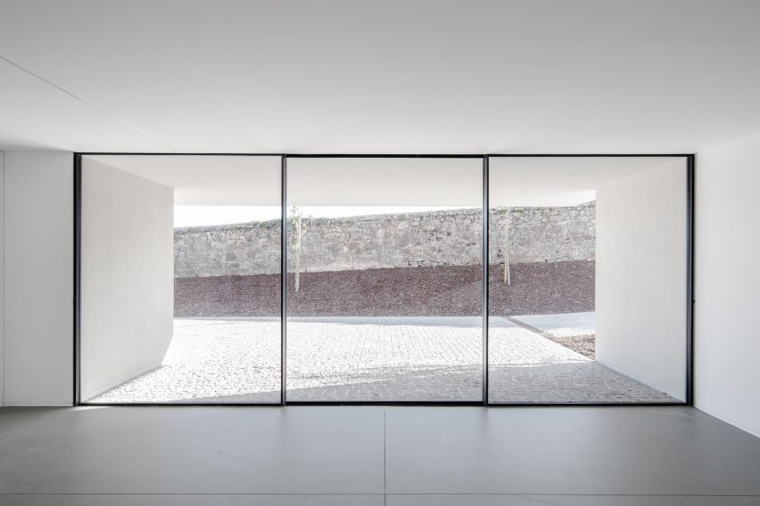 Corridor in Canine and feline hotel by Raulino Silva Arquitecto