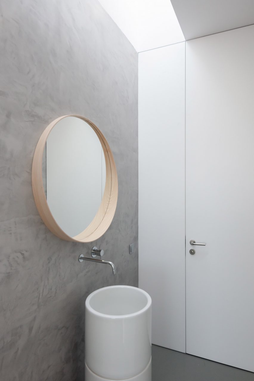 Bathroom in Canine and feline hotel by Raulino Silva Arquitecto