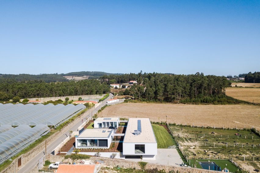 Exterior of Canine and feline hotel by Raulino Silva Arquitecto