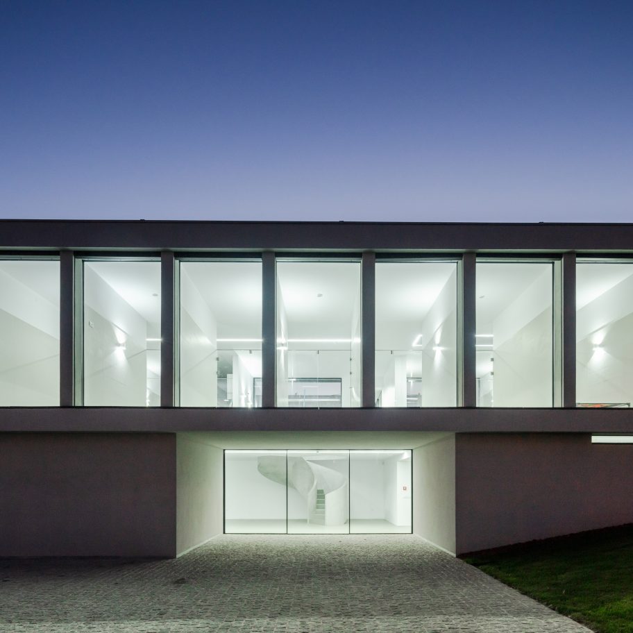 Canine and feline hotel by Raulino Silva Arquitecto