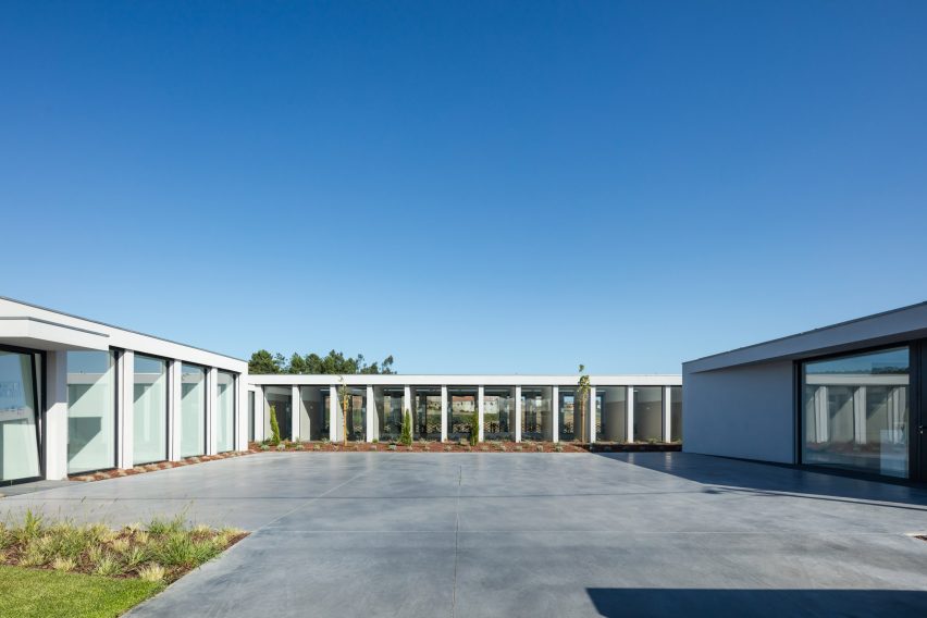Exterior of Canine and feline hotel by Raulino Silva Arquitecto