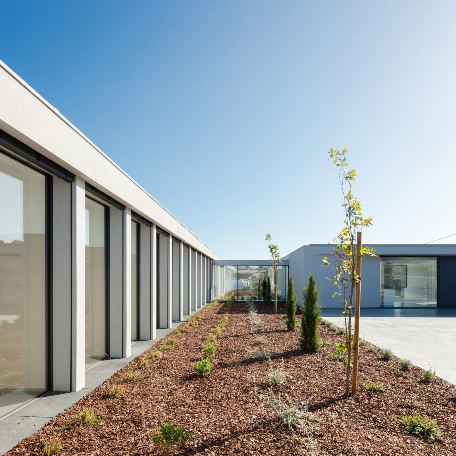 Exterior of Canine and feline hotel by Raulino Silva Arquitecto