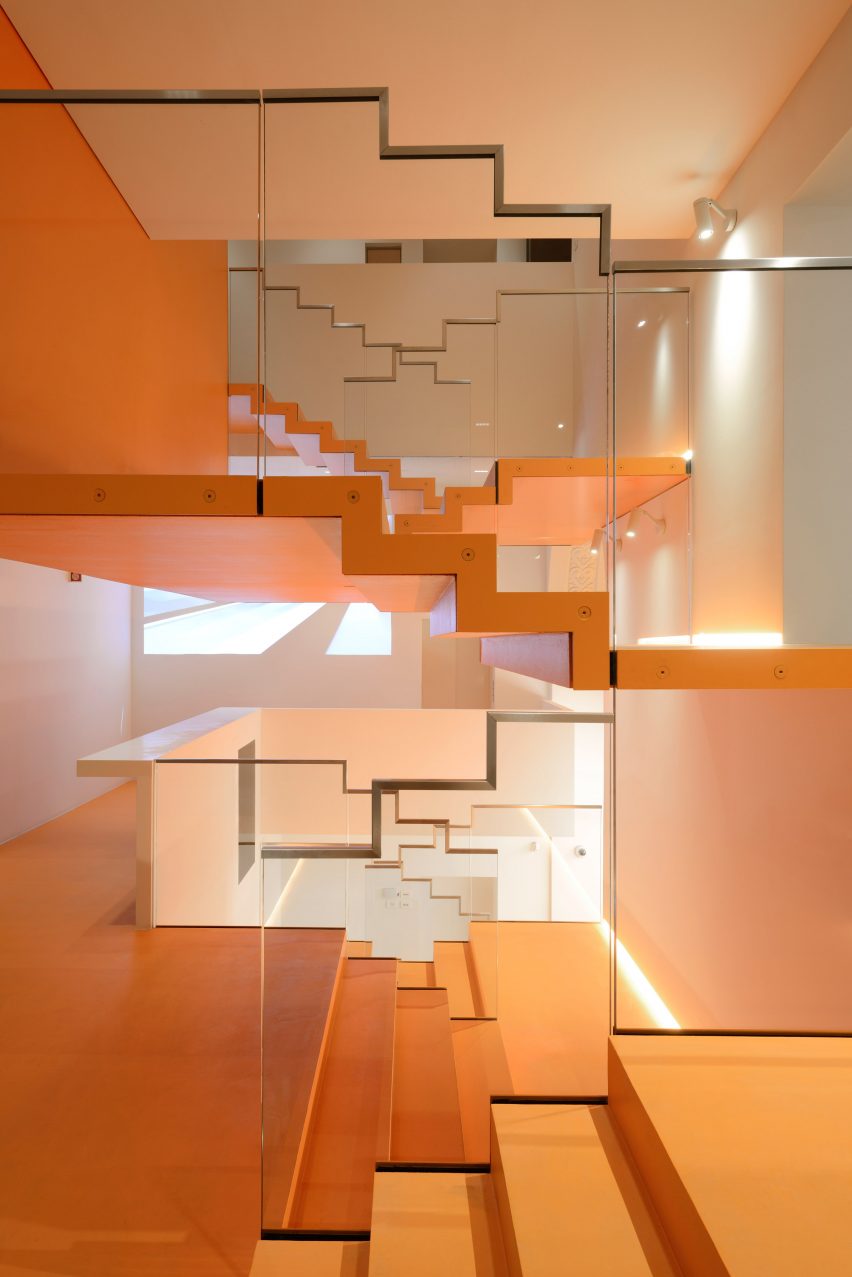 Overview of zig-zag stairwell