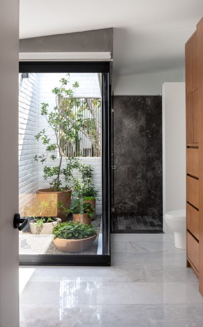 Bathroom in Casa RA by Radillo Alba
