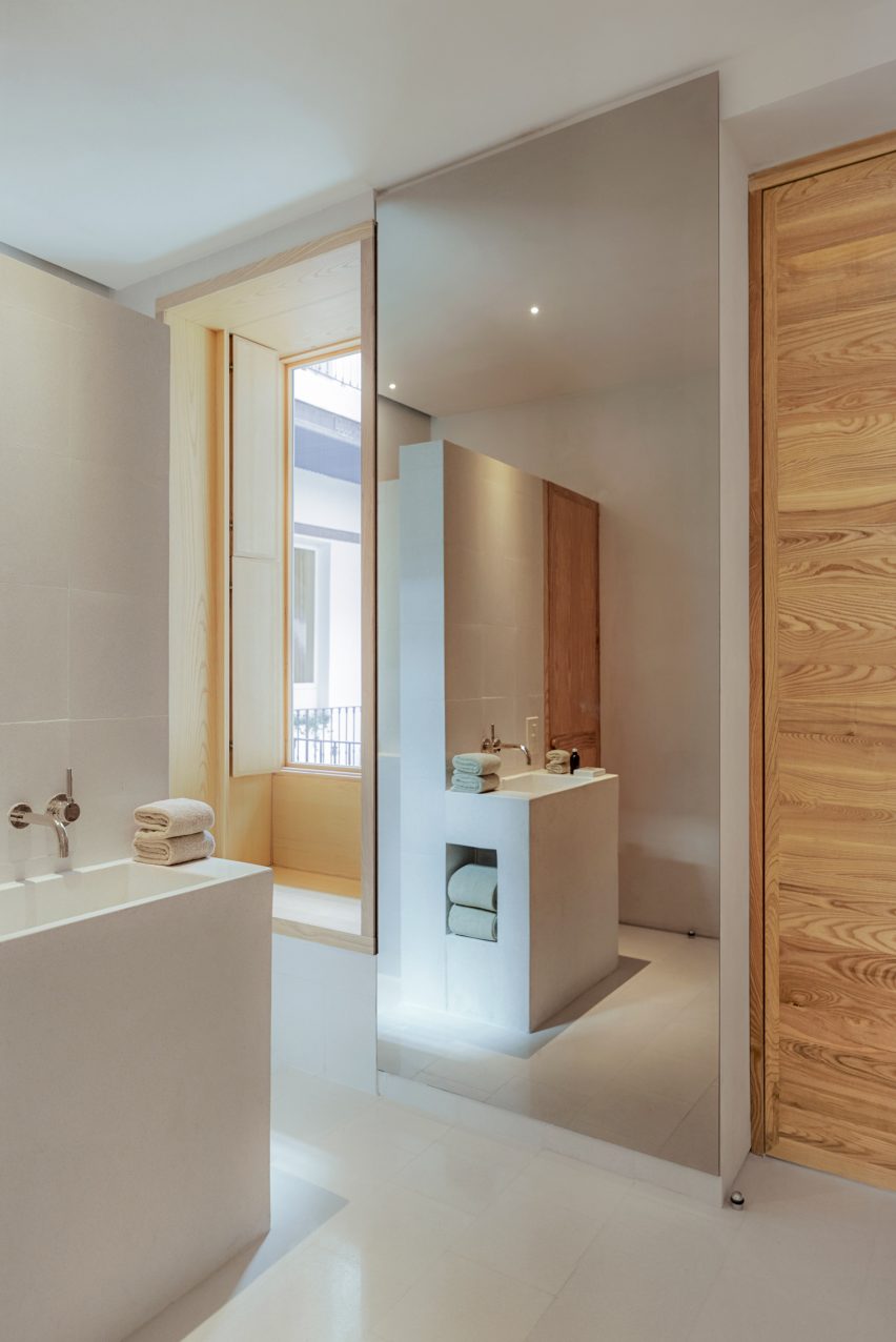 Bathrooms of Circulo Mexicano hotel in Mexico City by Ambrosi Etchegaray