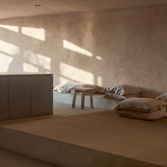 Living room with Clay Plasters Rustic Range walls by Clayworks