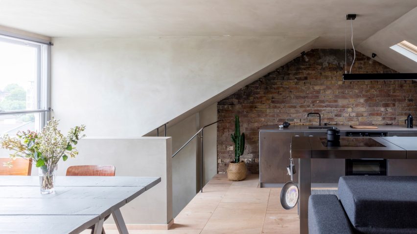 A kitchen with Smooth Finishes clay plaster walls by Clayworks