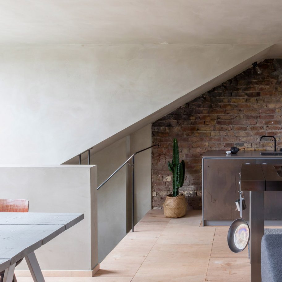 A kitchen with Smooth Finishes clay plaster walls by Clayworks