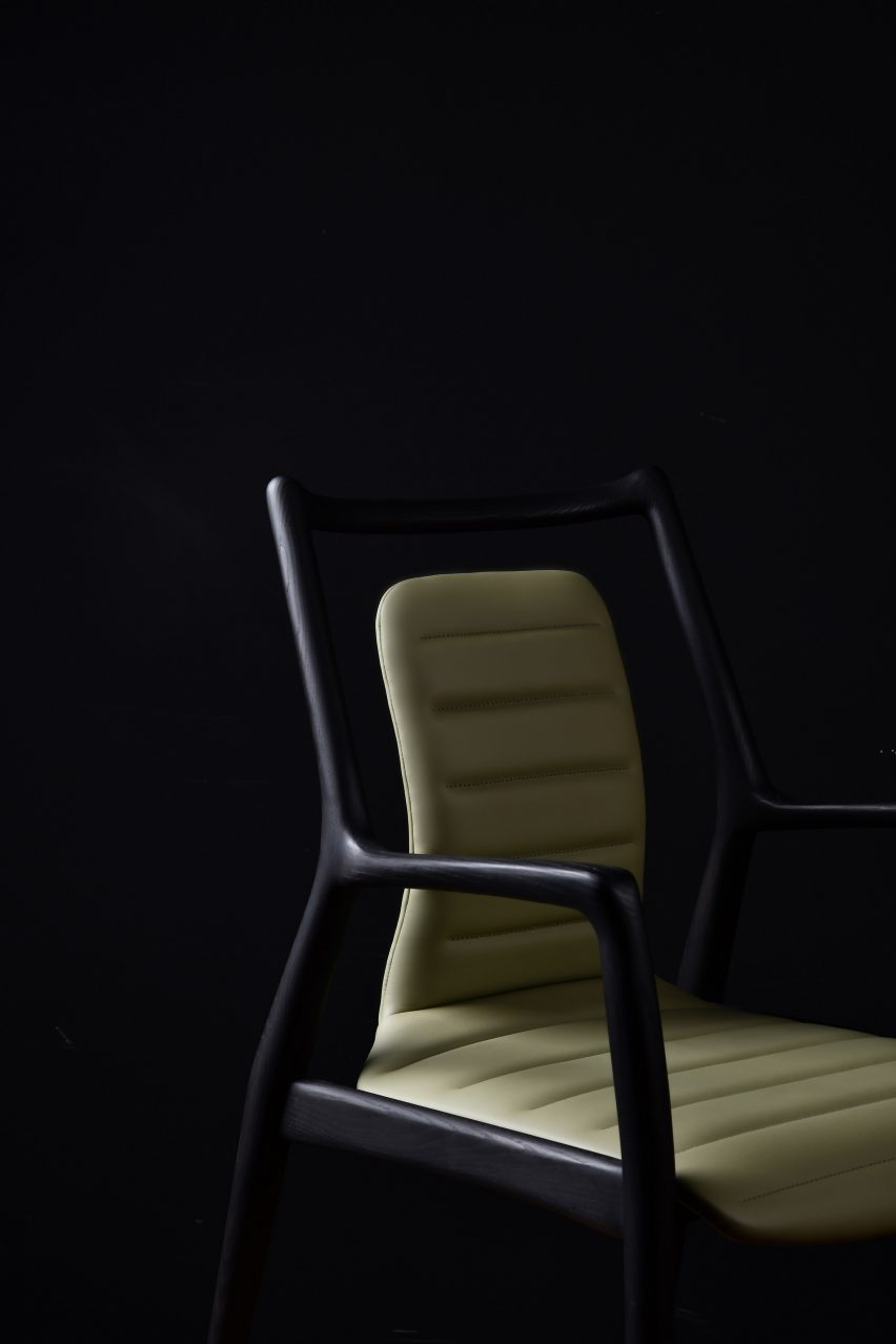 Mantis Chair by Fnji