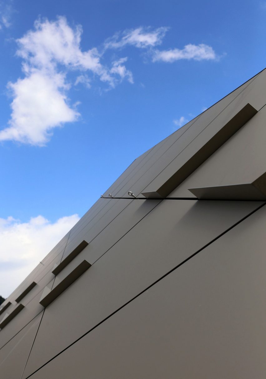 Roof of Diamond Domes tennis courts designed by Rüssli Architekten with CLT roofs by Neue Holzbau in the Swiss Alps
