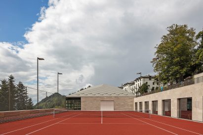 Outdoor court of Diamond Domes tennis courts designed by Rüssli Architekten with CLT roofs by Neue Holzbau in the Swiss Alps