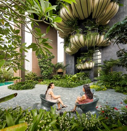 Spun chair in granite by Heatherwick Studio