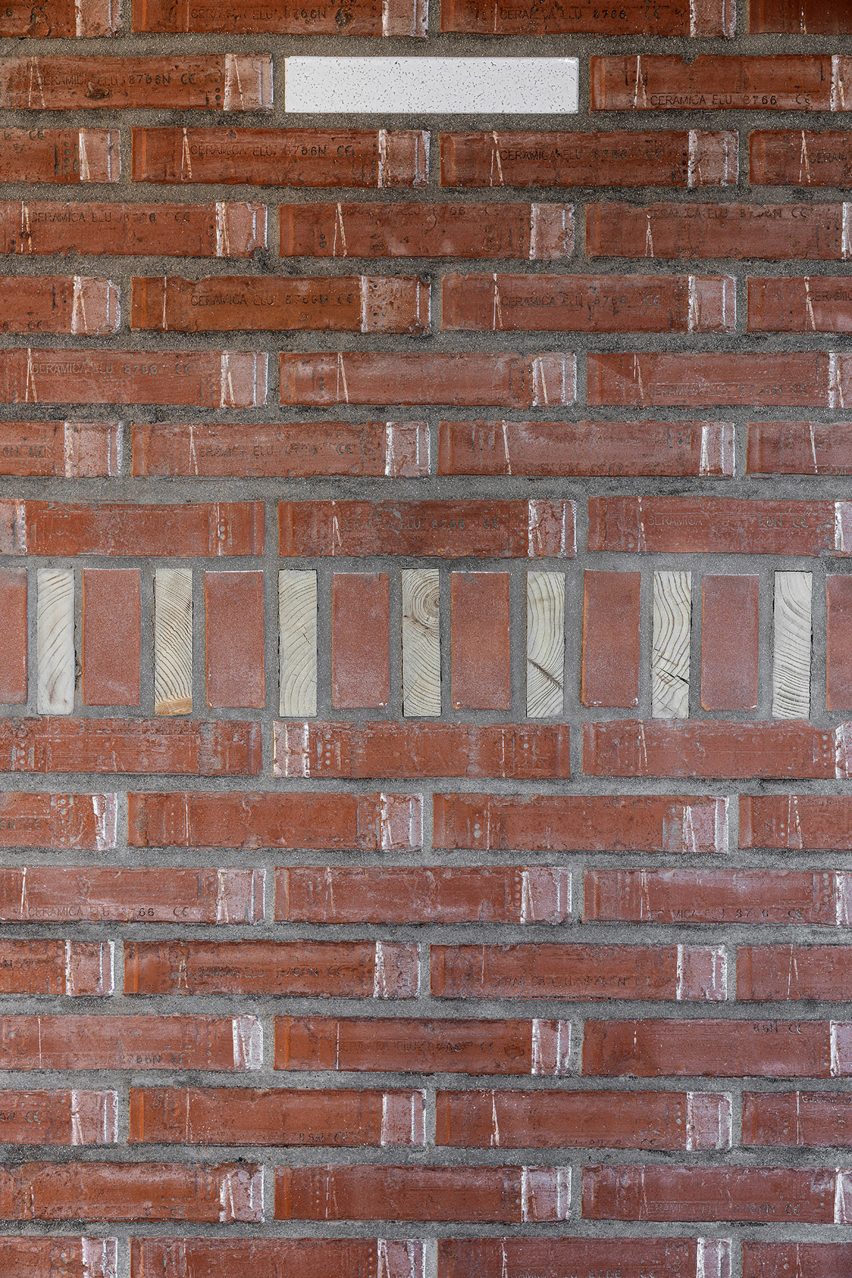Brick partition in La Nave apartment in Madrid by Nomos
