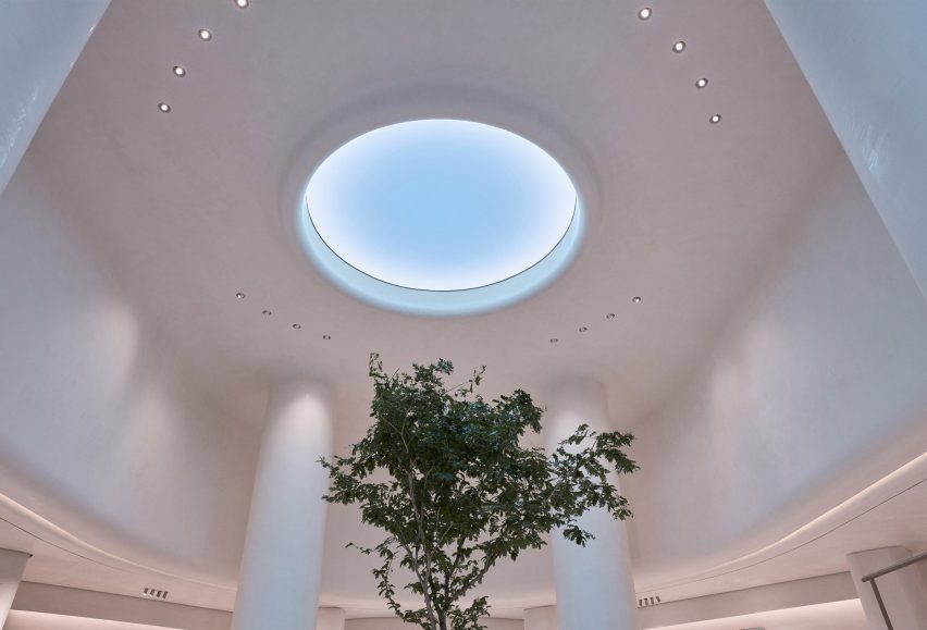 Oculus is an artificial skylight by Light Cognitive that mirrors the actual gradients of the sky