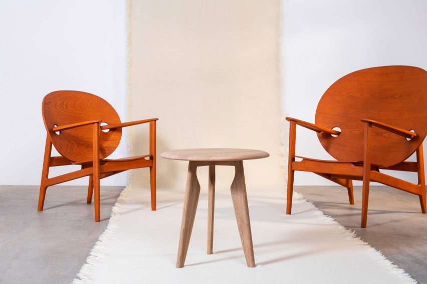 Chairs and table in the Iklwa collection