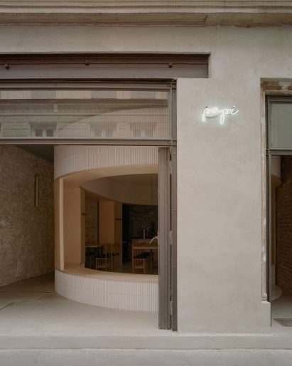 Exterior of Papi restaurant in Paris