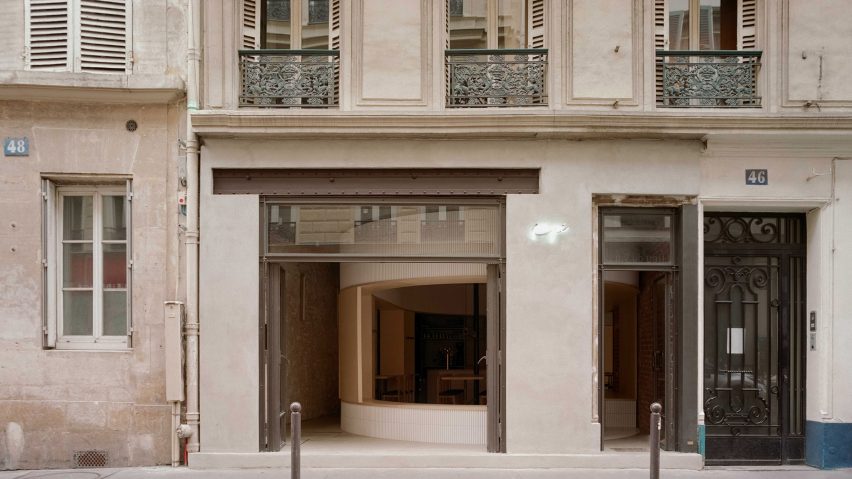 Exterior of Papi restaurant in Paris