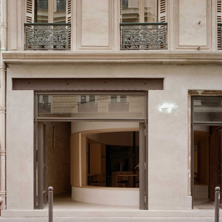 Exterior of Papi restaurant in Paris
