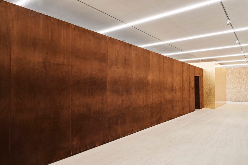 The velvet exterior of the Porcelain Room exhibition designed by Tom Postma Design for the Fondazione Prada