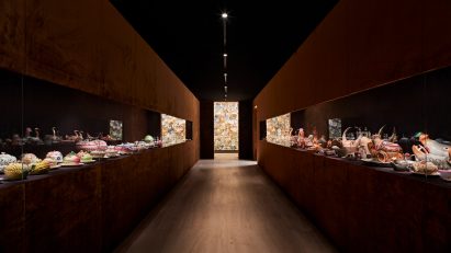 Corridor with tureens in the Porcelain Room exhibition designed by Tom Postma Design for the Fondazione Prada