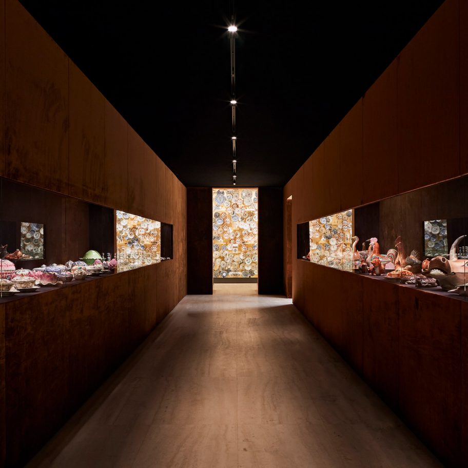 Corridor with tureens in the Porcelain Room exhibition designed by Tom Postma Design for the Fondazione Prada