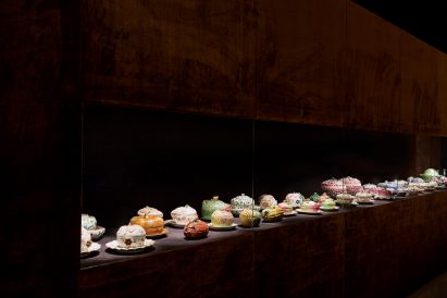 Corridor with tureens in the Porcelain Room exhibition designed by Tom Postma Design for the Fondazione Prada