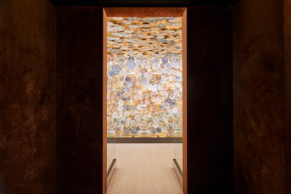 The Golden Porcelain Room in the Porcelain Room exhibition designed by Tom Postma Design for the Fondazione Prada