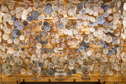 The Golden Porcelain Room in the Porcelain Room exhibition designed by Tom Postma Design for the Fondazione Prada