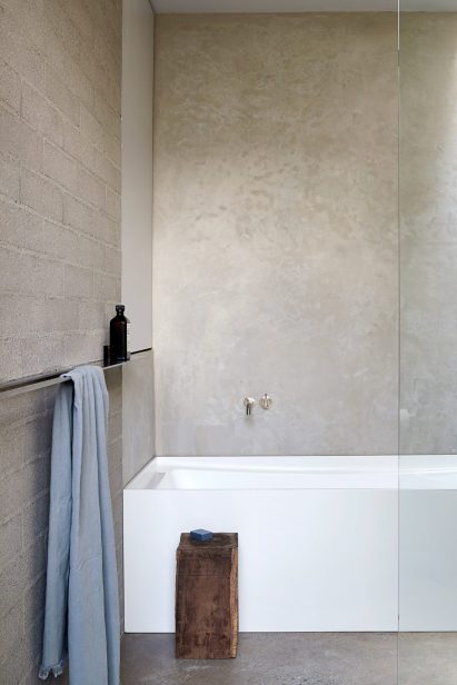 Bathrooms with surfaces covered in tadelakt
