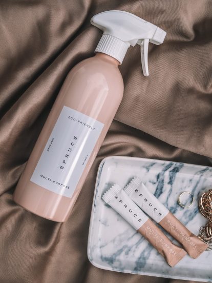 Spruce aluminium refillable bottle and compostable sachets