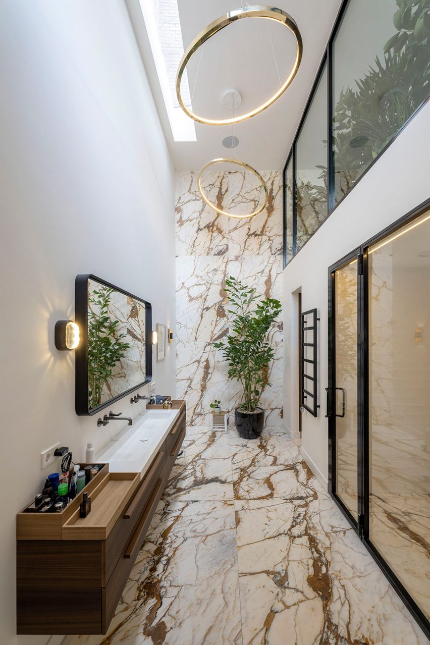 Bathroom in The Gymnasium apartment by Robbert De Goede