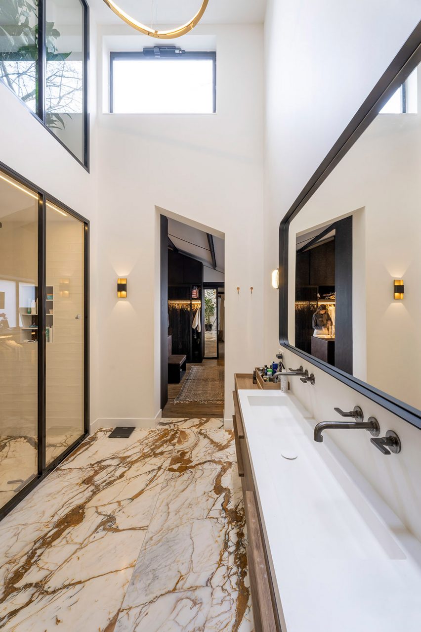 Bathroom in The Gymnasium apartment by Robbert De Goede
