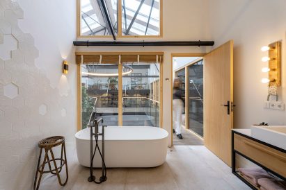 Bathroom in The Gymnasium apartment by Robbert De Goede