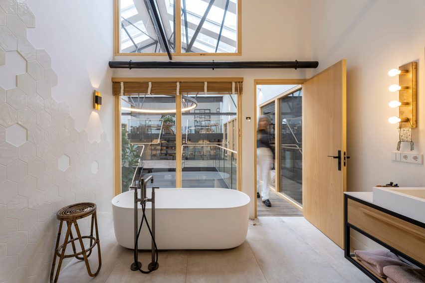 Bathroom in The Gymnasium apartment by Robbert De Goede