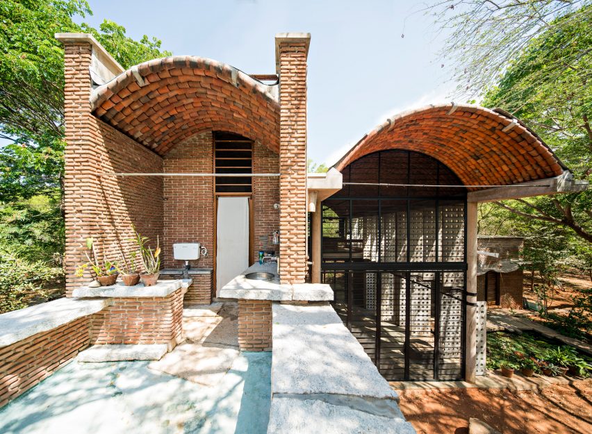 Anupama Kundoo architecture: Wall House, 2000, Auroville, India
