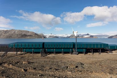 The side elevation of Comandante Ferraz Antarctic Station by Estúdio 41 in Antarctica