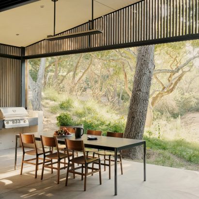 Dining room in Dawnridge House by Field Architecture