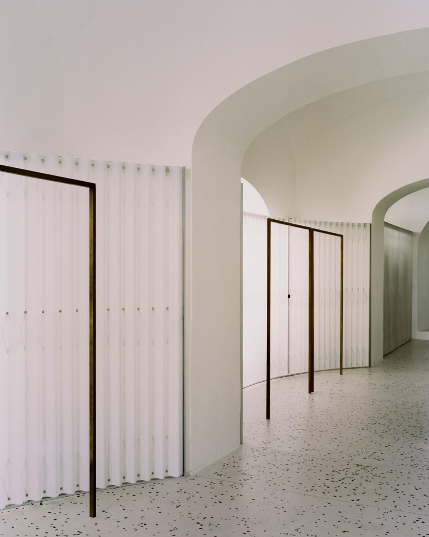 Arched doorways in Grifo210 boutique by Paritzki & Liani Architects