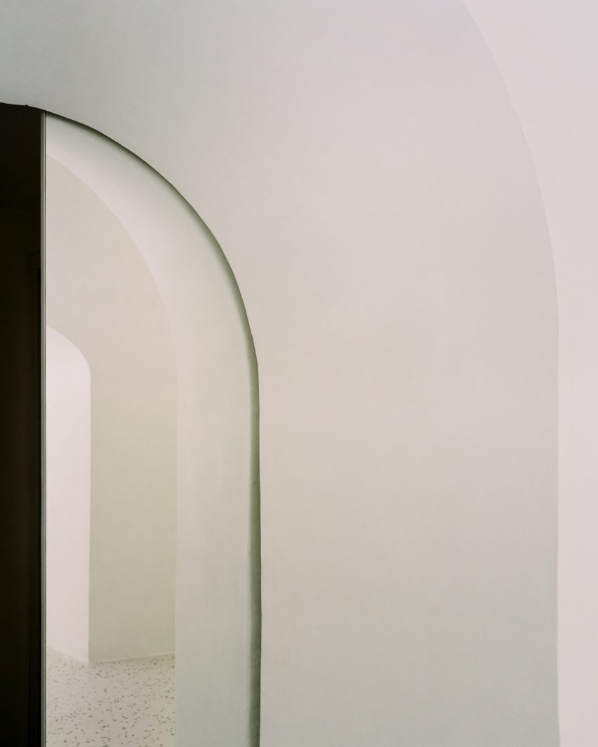 Arched opening in Grifo210 boutique by Paritzki & Liani Architects