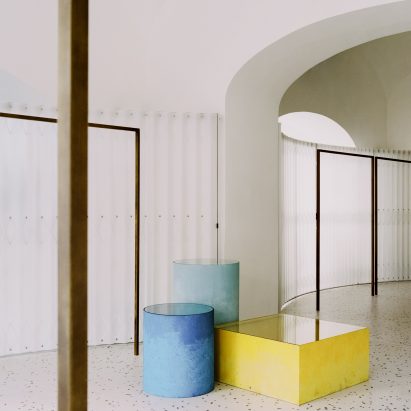 Coloured display stands in Grifo210 boutique by Paritzki & Liani Architects