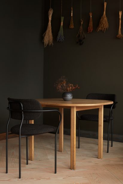 Dark walls in Kadeau Copenhagen by OEO Studio