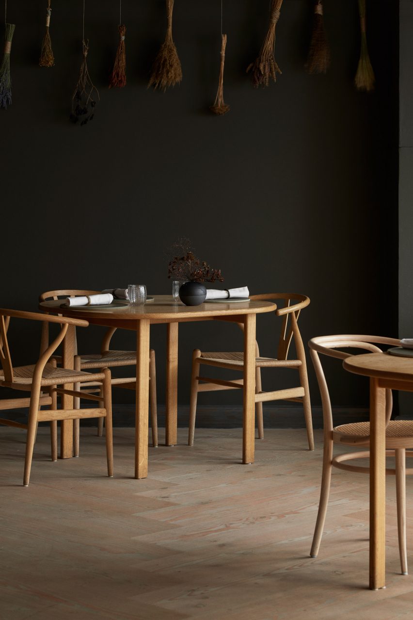 Dark walls in Kadeau Copenhagen by OEO Studio
