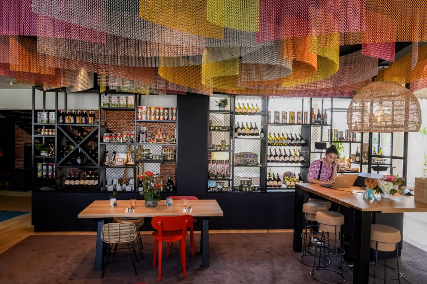 Chain-link ceiling solutions by Kriskadecor