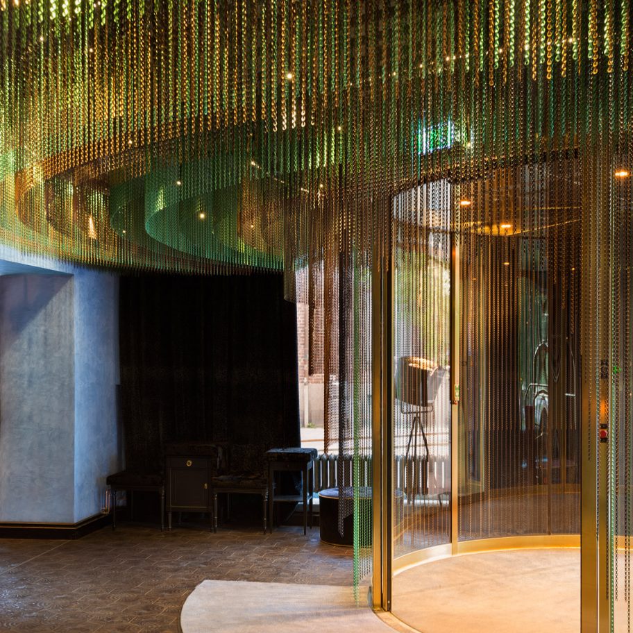 Chain-link ceiling solutions by Kriskadecor