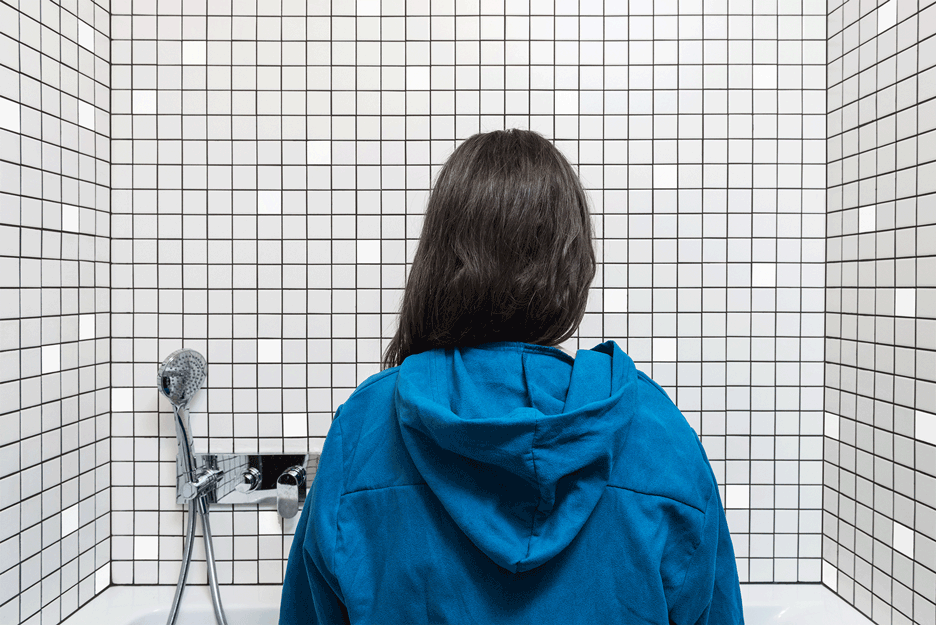Tiled bathroom of Retroscena apartment renovation by La Macchina Studio in Rome, Italy