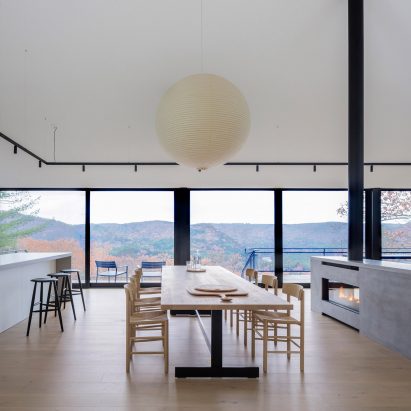 Dining room in Ledge House by Desai Chia