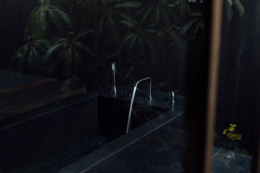 The bathroom inside Maana Kamo guesthouse by Uoya Shigenori