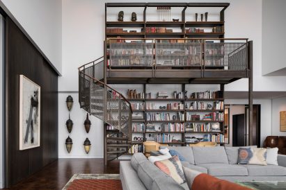 Book shelf in living room of Residence for Two Collectors by Wheeler Kearns Architects